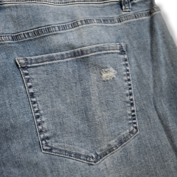 Lane Bryant Distressed Blue Cropped Flower Embroidered Detail Denim Sz 20 - Picture 6 of 16